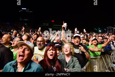 Tempe, Arizona, USA. 25. Februar 2023. Die Menge singt zum Green Day am 1. Tag des Innings Festivals 2023. Kredit: Ken Howard/Alamy Live News Stockfoto