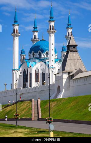 Kul Sharif Moschee im Kasan Kreml, Tatarstan, Russland. Es ist ein Wahrzeichen von Kasan. Vertikale Sicht auf islamische Architektur, Touristenattraktion im alten K Stockfoto