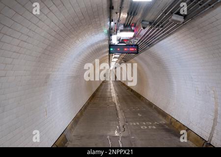 Woolwich-Fußtunnel am 14. Januar 2023 in London, Vereinigtes Königreich. Der Woolwich-Fußtunnel führt unter der Themse in Woolwich, im Osten Londons von Old Woolwich im Royal Borough of Greenwich nach North Woolwich im Londoner Stadtteil Newham. Der Tunnel wurde von Sir Maurice Fitzmaurice entworfen und von Walter Scott & Middleton gebaut. Stockfoto