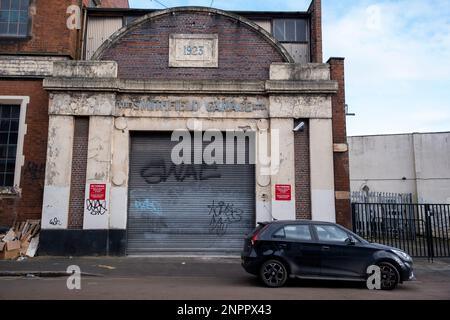 Woolwich-Fußtunnel am 14. Januar 2023 in London, Vereinigtes Königreich. Der Woolwich-Fußtunnel führt unter der Themse in Woolwich, im Osten Londons von Old Woolwich im Royal Borough of Greenwich nach North Woolwich im Londoner Stadtteil Newham. Der Tunnel wurde von Sir Maurice Fitzmaurice entworfen und von Walter Scott & Middleton gebaut. Stockfoto