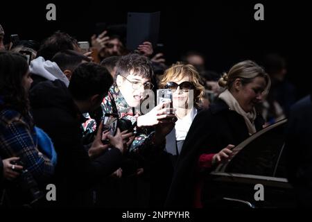 Mailand, Italien. 26. Februar 2023. Isabelle Huppert ist nach der Giorgio Armani Modenschau während der Mailänder Fashion Week für Damen Herbst/Winter 2023/2024 am 26. Februar 2023 in Mailand, Italien, zu sehen. © Foto: Cinzia Camela. Kredit: Unabhängige Fotoagentur/Alamy Live News Stockfoto