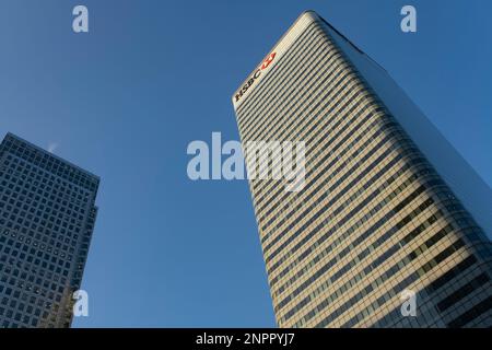 HSBC-Gebäude im Herzen des Finanzviertels Canary Wharf am 7. Februar 2023 in London, Großbritannien. Canary Wharf ist ein Gebiet in der Nähe der Isle of Dogs im Londoner Stadtteil Tower Hamlets und wird von der Greater London Authority als Teil des zentralen Londoner Geschäftsviertels definiert. Zusammen mit der City of London ist sie eines der wichtigsten Finanzzentren in Großbritannien und der Welt und beherbergt viele Hochhäuser, darunter das drittgrößte im Vereinigten Königreich, den One Canada Square. Stockfoto