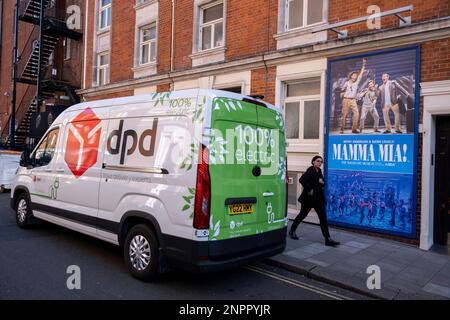 100 % elektrischer Lieferwagen mit DPD-Technologie, der am 7. Februar 2023 in London, Großbritannien, auf der Straße geparkt wurde. Ein Elektrofahrzeug ist ein Fahrzeug, das von einem oder mehreren Elektromotoren angetrieben wird, wobei in wiederaufladbaren Batterien oder einem anderen Energiespeicher gespeicherte elektrische Energie verwendet wird. Der daraus resultierende Rückgang schädlicher Emissionen macht umweltfreundliche Autos zu einer umweltfreundlichen Alternative zu Fahrzeugen mit normalem Kraftstoffverbrauch. Stockfoto