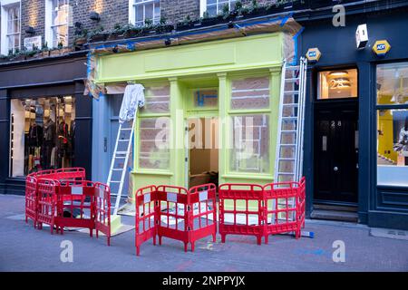 Leitern und rote Barrieren vor einer Werkstatt, die am 6. Februar 2023 in London, Großbritannien, umgebaut wird. Stockfoto