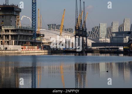 Blick in Richtung der O2 Arena, früher Millennium Dome auf der Greenwich Halbinsel, wo sich heute am 7. Februar 2023 eine Reihe von Hochhäusern in London, Großbritannien, befindet. London Docklands ist das Flussufer- und ehemalige Docks-Gebiet im inneren Osten und Südosten Londons, in den Stadtteilen Southwark, Tower Hamlets, Lewisham, Newham und Greenwich. Die Docks waren früher Teil des Hafens von London. In den 1980er Jahren, nachdem die Docks geschlossen waren, wurde das Gebiet verfallen und die Armut war weit verbreitet. Die Erneuerung der Docklands begann später in diesem Jahrzehnt und wurde hauptsächlich für kommerzielle Zwecke neu entwickelt Stockfoto