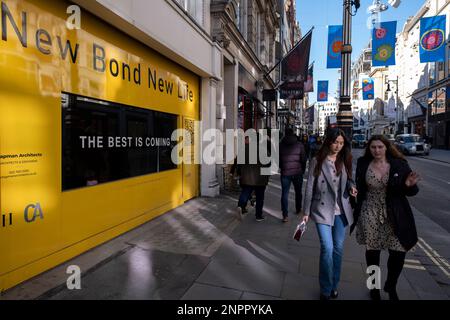 Leerer Einzelhandelsbereich in der Bond Street, der potenziellen Einzelhändlern New Bond New Life am 6. Februar 2023 in London, Großbritannien, bietet. Die Bond Street ist eine der Hauptstraßen im West End-Einkaufsviertel und ist sehr vornehm. Es ist seit dem 18. Jahrhundert eine modische Einkaufsstraße. Die Reichen und Reichen kaufen hier hauptsächlich hochwertige Mode und Schmuck. Stockfoto