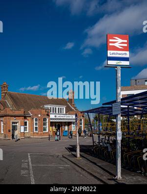 Letchworth Garden City Bahnhof. Der 1912 fertiggestellte Bahnhof von Letchworth wurde im Kunst- und Kunsthandwerksstil gebaut. Klasse II gelistet. Stockfoto