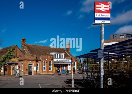 Letchworth Garden City Bahnhof. Der 1912 fertiggestellte Bahnhof von Letchworth wurde im Kunst- und Kunsthandwerksstil gebaut. Klasse II gelistet. Stockfoto