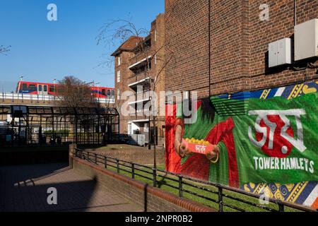 Am 7. Februar 2023 in London, Großbritannien, ein Wandbild des Tower Hamlets an der Seite eines Wohnblocks in einem Anwesen in Shadwell. Der Londoner Stadtteil Tower Hamlets ist ein Londoner Stadtteil, der einen Großteil des traditionellen East End abdeckt. Es wurde 1965 durch die Fusion der ehemaligen Stadtbezirke Stepney, Poplar und Bethnal Green gegründet. Stockfoto