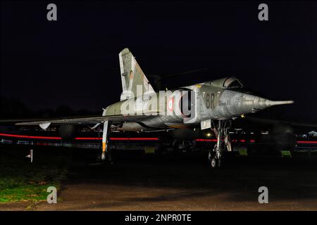 Dassault Mirage IV im Yorkshire Air Museum bei einem Nachtfoto Stockfoto