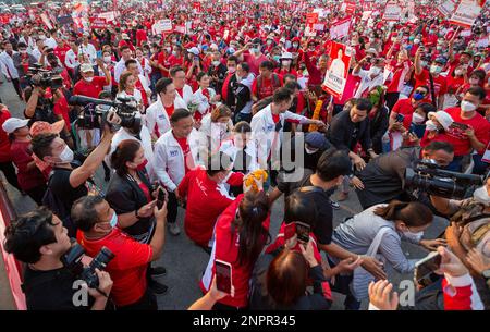 Thailand. 26. Februar 2023. Paetongtarn Shinawatra (C), Thailands Chefberater der Pheu Thai-Partei für öffentliche Beteiligung und Innovation und Kandidat für das Amt des Premierministers bei den bevorstehenden Parlamentswahlen, erhält Blumen von Anhängern während eines Wahlkampfes in Chiang Mai. Die 36-jährige Tochter des im Exil lebenden thailändischen Führers Thaksin Shinawatra, Paetongtarn, kündigte an, dass sie bereit sei, bei den bevorstehenden Parlamentswahlen, die im Mai 2023 stattfinden werden, als Premierministerin der oppositionellen Pheu-Thai-Partei zu kandidieren. Kredit: SOPA Images Limited/Alamy Live News Stockfoto