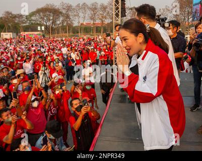 Thailand. 26. Februar 2023. Paetongtarn Shinawatra, Thailands Chefberater der Pheu Thai-Partei für öffentliche Beteiligung und Innovation und Kandidat für das Amt des Premierministers bei den bevorstehenden Parlamentswahlen, begrüßt die Anhänger während eines Wahlkampfes in Chiang Mai. Die 36-jährige Tochter des im Exil lebenden thailändischen Führers Thaksin Shinawatra, Paetongtarn, kündigte an, dass sie bereit sei, bei den bevorstehenden Parlamentswahlen, die im Mai 2023 stattfinden werden, als Premierministerin der oppositionellen Pheu-Thai-Partei zu kandidieren. Kredit: SOPA Images Limited/Alamy Live News Stockfoto