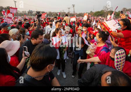 Thailand. 26. Februar 2023. Paetongtarn Shinawatra (C), Thailands Chefberater der Pheu Thai-Partei für Öffentlichkeitsbeteiligung und Innovation und Kandidat für das Amt des Premierministers bei den bevorstehenden Parlamentswahlen, begrüßt die Anhänger während eines Wahlkampfes in Chiang Mai. Die 36-jährige Tochter des im Exil lebenden thailändischen Führers Thaksin Shinawatra, Paetongtarn, kündigte an, dass sie bereit sei, bei den bevorstehenden Parlamentswahlen, die im Mai 2023 stattfinden werden, als Premierministerin der oppositionellen Pheu-Thai-Partei zu kandidieren. Kredit: SOPA Images Limited/Alamy Live News Stockfoto