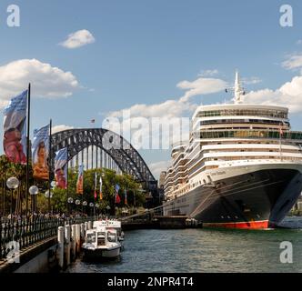 Sydney, Australien - 2. Februar 2023 : Kreuzfahrtschiff Cunard Queen Elizabeth im Hafen von Sydney, Australien. Stockfoto