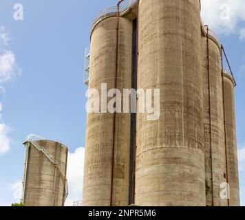 Kornsilos gegen blauen Himmel mit Kopierraum. Stockfoto