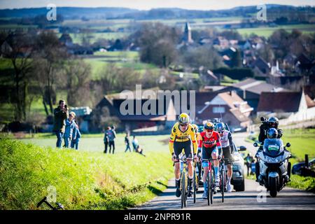 Belgischer Tiesj Benoot von Jumbo-Visma, slowenischer Matej Mohoric von Bahrain Victorious, belgischer Tim Wellens von Team Emirates der Vereinigten Arabischen Emirate und niederländischer Taco van der Hoorn von Intermarche-Circus-Wanty in Aktion beim eintägigen Radrennen Kuurne, 193 km von Kuurne nach Kuurne via Brüssel, Samstag, 25. Februar 2023. BELGA FOTO JASPER JACOBS Stockfoto