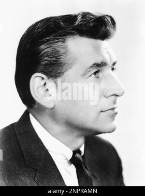 Ca. 1957 : Der Komponist und Dirigent LEONARD BERNSTEIN ( 1918 - 1990 ) , Autor des Musicals WEST SIDE STORY - MUSICA - COMPOSITORE - DIRETTORE D' ORCHESTRA - Porträt - Rituto - profilo - Profil - colletto - Halsband - Krawatte - Cravatta - Brizzolato --- Archivio GBB Stockfoto