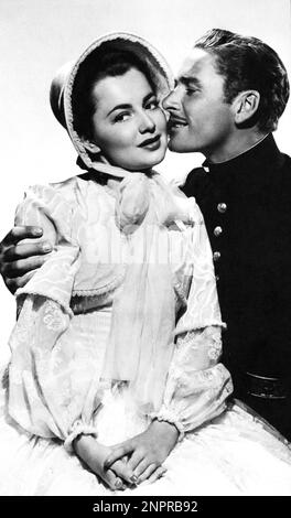 1940 : der Filmschauspieler ERROL FLYNN ( Hobart 1909 - Vancouver , Kanada 1959 ) mit OLIVIA DE HAVILLAND ( geboren in Tokio , Japan 1916 ) In SANTA FE TRAIL von Michael Curtiz - KINO - FILM - Porträt - Rituto - Baffi - Schnurrbart - WESTERN - Hero - Eeroe - WESTERN - profilo - Profil - Hut - cappello - umarmen - abbraccio - Kuss - bacio - Liebende - Innamorati - Militäruniform - Uniforme divisa militare... - Archivio GBB Stockfoto