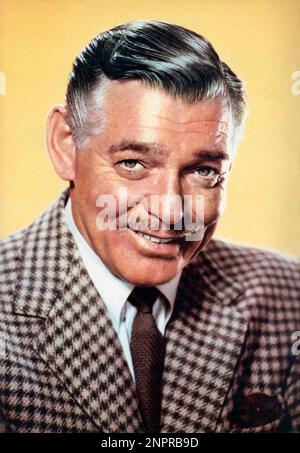 1958 c. : der amerikanische Filmschauspieler CLARK GABLE ( 1901 - 1960 ) - KINO - FILM - attore - Baffi - Schnurrbart - Cravatta - Krawatte - Rituto - Portrait - Brilantina - Fett - Brizzolato - Capelli brizzolati - Halsband - colletto - giacca Quadri - lächeln - sorriso --- Archivio GBB Stockfoto