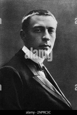 Ca. 1910 : Der russische Musikkomponist UND Pianist SERGEI RACHMANINOFF ( 1873 - 1943 ) - MUSICA CLASSICA - COMPOSITORE - Portrait - Rituto - papillon - colletto - Halsband - Krawatte - Cravatta - RACHMANINOV Sergej Vasilevic --- Archivio GBB Stockfoto