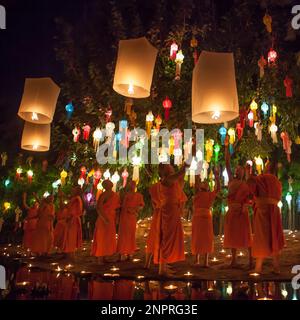 CHIANG MAI, THAILAND - 06. NOVEMBER 2014: Loy Krathong Zeremonie: Buddhistische Mönche lassen Himmelslaternen frei, um dem Buddha im Phan Tao Tempel zu gedenken. B Stockfoto