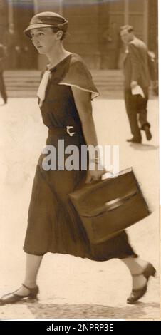 1936 , 18 . juni , Paris , Frankreich : die Wissenschaftlerin IRENE JOLIOT - CURIE ( Paris 1897 - 1956 ) im Conseil des Ministres im Hotel Matignon , als Unterstaatssekretärin bei Scientific Research . Iréne war die Tochter von zwei gefeierten Pierre CURIE ( 1859 - 1906 ) und CURIE Sklodowska ( 1867 - 1934 ) , verheiratet mit dem Wissenschaftler Fréderic JOLIOT ( 1897 - 1956 ) NOBELPREISTRÄGER für Physik 1935 - FISICA - FISICI - SCIENZIATO - SCIENZIATI - RADIOATTIVITA' - RADIOAKTIVITÄT - Hut - cappello - orologio da Polso - Swatch --- Archivio GBB Stockfoto