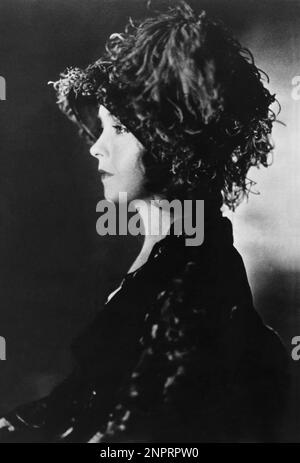 Ca. 1923 : Die Stummfilmdarstellerin LILLIAN GISH ( Sprigfield , Ohio 1893 - New York 1993 ) - KINO MUTO - FILM - cappello - Piume - Hut - Feathers - profilo - Profil --- Archivio GBB Stockfoto