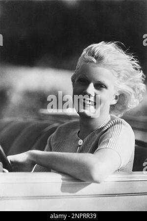 Ca. 1933 : Die platinblonde Schauspielerin JEAN HARLOW ( Harlean Jean Carpenter , Kansas City 1911 - Hollywood 1937 ) in einer Publicity still - AUTO - AUTO - AUTO - Lächeln - sorriso - bionda - capelli biondi - Blondie - blonde Haare - Vento - Wind ---- Archivio GBB Stockfoto