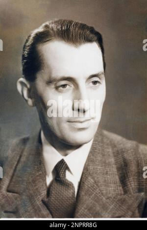 1935, Paris , Frankreich : der Wissenschaftler Fréderic JOLIOT ( 1897 - 1956 ), NOBELPREISTRÄGER für Physik 1935 mit seiner Frau IRENE JOLIOT - CURIE ( Paris 1897 - 1956 ). Iréne war die Tochter von zwei gefeierten Pierre CURIE ( 1859 - 1906 ) und CURIE Sklodowska ( 1867 - 1934 ) - FISICA - FISICI - SCIENZIATO - SCIENZIATI - Radioattività - RADIOATTIVITA' - RADIOAKTIVITÄT - Portrait - Rituto - Premio - Cravatta - Krawatte - Kragen - colletto - Joliot-Curie - Frederick --- Archivio GBB Stockfoto