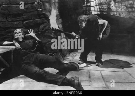 1933 : BORIS KARLOFF und DWIGHT FRYE in FRANKENSTEIN von James Whale , aus dem Roman von Mary Shelley Wollstonecraft - KINO - FILM - FILM - HORROR - Blutung - triller --- Archivio GBB Stockfoto