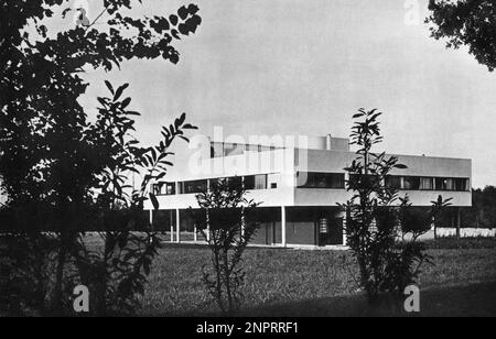 1929 , Poissy , Frankreich : The House Villa Savoye projiziert vom gefeierten französischen Architekten LE CORBUSIER ( geboren Charles Edouard Jeanneret , 1887 - 1965 ) - ARCHITETTURA - ARCHITETTO - Abitazione - Casa - House - AVANTGUARDIA - AVANTGARDE - RAZIONALISMO - RAZIONALISTA - FRANCIA - Movimento Moderno --- Archivio GBB Stockfoto