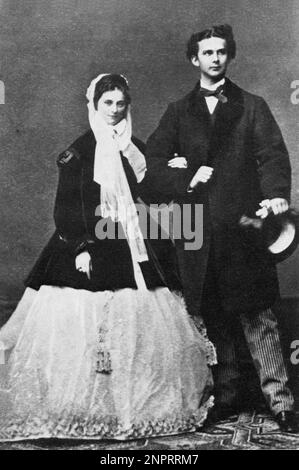 1867 : der König von Bayern LUDWIG II . von Wittelsbach ( Nymphenburg 1845 - Starnberg 1886 ) mit seiner Cousine SOPHIE Herzogin von Bayern Wittelsbach ( 1847 - verbrannt in Paris 1897 ) , Schwester von Kaiserin Kaizerin SISSI Elisabeth von ÖSTERREICH , als er verlobt war . Die Anleihe wurde am 22. januar 1867 vergessen, aber acht Monate später wieder aufgelöst. Sophie heiratete 1868 den Prinzen Ferdinand D' Orléans Duc d' Alencon ( 1844 - 1910 ) - RE - REALI - KÖNIGSHAUS - nobili - nobiltà - BAVIERA - BAYERN - deutscher Adel - fidanzati - fidanzamento - stampa - Gravur - Inzisione --- Archivio GBB Stockfoto