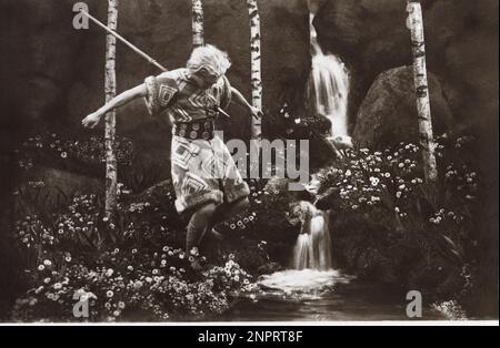 1924 : der Schauspieler PAUL RICHTER als Siegfried im deutschen Stummfilm DIE NIBELUNGEN : SIEGRIED ( I Nibelunghi - Kap. 1 ) von FRITZ LANG , geschrieben von Thea von Harbou - KINO MUTO - FILM - foresta - Wald - UFA ---- Archivio GBB Stockfoto