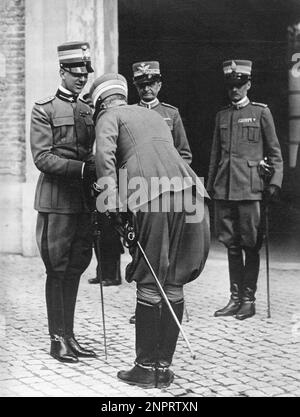 1930 , Italien : der Kronprinz UMBERTO di SAVOIA ( 1904 - 1983 ) , der künftige letzte König von Italien Umberto II , Während eines offiziellen Besuchs in Militäruniform wie Colonnel von Fantry - SAVOY - reali - RE - principe ereditario - ROYAL - uniforme divisa militare - Fanteria - inchino - Bown - hat - cappello - stivali - Stiefel - spada - Schwert - ersercito ---- Archivio GBB Stockfoto