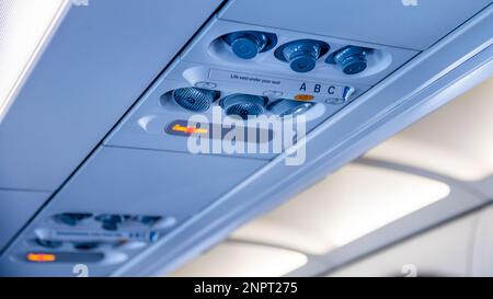 Rauchen verboten Schild und Kabineninnenausstattung in einem Flugzeug Stockfoto