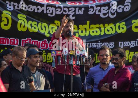 Colombo, Sri Lanka. 05. April 2013. Die Nationale Volksmacht protestierte gegen die Regierung und forderte, die Kommunalwahlen 2023 abzuhalten, ohne sie zu verzögern. Während des Protests feuerte die Polizei Tränengas und Wasserkanonen auf die Demonstranten, um sie zu verstreuen. Außerdem war die Straße vom Nelum Pokuna Theater zum Rathaus wegen des Protests komplett blockiert. (Foto: ISURA Nimantha/Pacific Press) Kredit: Pacific Press Media Production Corp./Alamy Live News Stockfoto