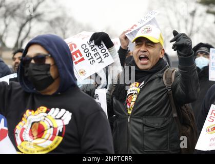 New York, Usa. 26. Februar 2023. Demonstranten halten Schilder hoch, als die New York Taxi Workers Alliance (NYTWA) Uber und Lyft am Sonntag, den 26. Februar 2023 in New York City, auf einem Parkplatz in der Nähe des Flughafens LaGuardia eine Arbeitsunterbrechung abhalten. Der Streik begann mit einer Rallye und Speak-out auf dem LaGuardia Uber/Lyft-Handyplatz, gefolgt von Streikklängen am ganzen Flughafen. Foto: John Angelillo/UPI Credit: UPI/Alamy Live News Stockfoto