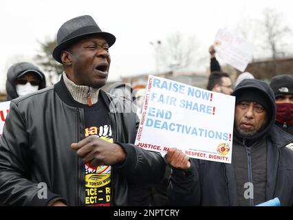 New York, Usa. 26. Februar 2023. Demonstranten halten Schilder hoch, als die New York Taxi Workers Alliance (NYTWA) Uber und Lyft am Sonntag, den 26. Februar 2023 in New York City, auf einem Parkplatz in der Nähe des Flughafens LaGuardia eine Arbeitsunterbrechung abhalten. Der Streik begann mit einer Rallye und Speak-out auf dem LaGuardia Uber/Lyft-Handyplatz, gefolgt von Streikklängen am ganzen Flughafen. Foto: John Angelillo/UPI Credit: UPI/Alamy Live News Stockfoto