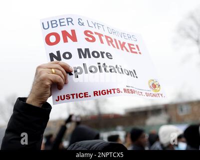 New York, Usa. 26. Februar 2023. Demonstranten halten Schilder hoch, als die New York Taxi Workers Alliance (NYTWA) Uber und Lyft am Sonntag, den 26. Februar 2023 in New York City, auf einem Parkplatz in der Nähe des Flughafens LaGuardia eine Arbeitsunterbrechung abhalten. Der Streik begann mit einer Rallye und Speak-out auf dem LaGuardia Uber/Lyft-Handyplatz, gefolgt von Streikklängen am ganzen Flughafen. Foto: John Angelillo/UPI Credit: UPI/Alamy Live News Stockfoto