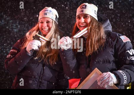 Planica, Slowenien. 26. Februar 2023. Die Amerikaner Jessie Diggins, Left, und Julia Kern zeigen ihre Bronzemedaillen, die sie beim Team-Sprint-Event bei der Cross-Country-Ski-Weltmeisterschaft 2023 in Planica, Slowenien, am 26. Februar 2023 gewonnen haben. Alamy Live News Kredit: John Lazenby/Alamy Live News Stockfoto