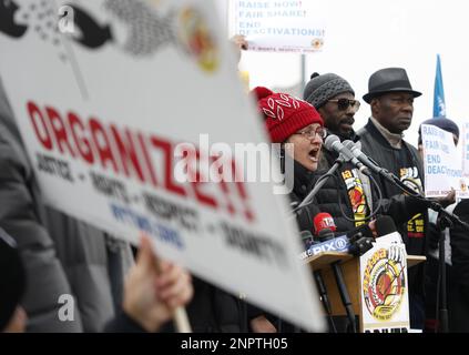 New York, Usa. 26. Februar 2023. Demonstranten halten Schilder hoch, als die New York Taxi Workers Alliance (NYTWA) Uber und Lyft am Sonntag, den 26. Februar 2023 in New York City, auf einem Parkplatz in der Nähe des Flughafens LaGuardia eine Arbeitsunterbrechung abhalten. Der Streik begann mit einer Rallye und Speak-out auf dem LaGuardia Uber/Lyft-Handyplatz, gefolgt von Streikklängen am ganzen Flughafen. Foto: John Angelillo/UPI Credit: UPI/Alamy Live News Stockfoto