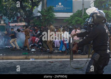 Colombo, Westen, Sri Lanka. 26. Februar 2023. Die Nationale Volksmacht protestierte gegen die Regierung und forderte, die Kommunalwahlen 2023 abzuhalten, ohne sie zu verzögern. Während des Protests feuerte die Polizei Tränengas und Wasserkanonen auf die Demonstranten, um sie zu verstreuen. Außerdem war die Straße vom Nelum Pokuna Theater zum Rathaus wegen des Protests komplett blockiert. (Kreditbild: © ISURA Nimantha/Pacific Press via ZUMA Press Wire) NUR REDAKTIONELLE VERWENDUNG! Nicht für den kommerziellen GEBRAUCH! Kredit: ZUMA Press, Inc./Alamy Live News Stockfoto