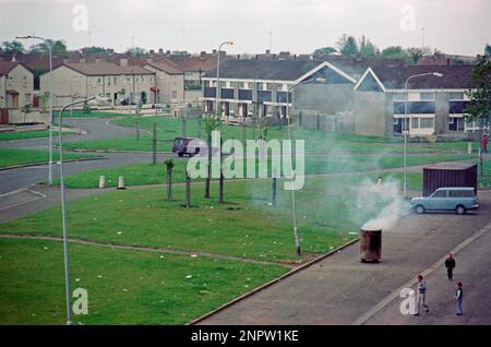 Müll in einem Fass verbrennen, Shangan Road, Häuser, Ballymun, Dublin, Republik Irland, Juni 1986 Stockfoto