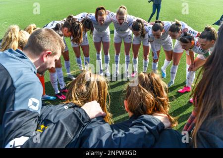 Oud Heverlee, Belgien. 26. Februar 2023. Team OHL vor einem Fußballspiel zwischen Oud Heverlee Leuven und Eendracht Aalst am 21 . Spieltag der belgischen Lotto Womens Super League von 2022 - 2023 am Sonntag , den 26 . Februar 2023 in Oud Heverlee , Belgien . FOTO SPORTPIX | Stijn Audooren Kredit: Sportpix/Alamy Live News Stockfoto