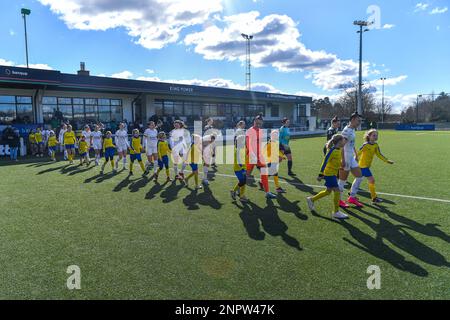 Oud Heverlee, Belgien. 26. Februar 2023. Spieler betreten das Spielfeld , das vor einem Fußballspiel zwischen Oud Heverlee Leuven und Eendracht Aalst am 21 . Spieltag der Saison 2022 - 2023 der belgischen Lotto Womens Super League am Sonntag , dem 26 . Februar 2023 in Oud Heverlee , Belgien , abgebildet ist . FOTO SPORTPIX | Stijn Audooren Kredit: Sportpix/Alamy Live News Stockfoto