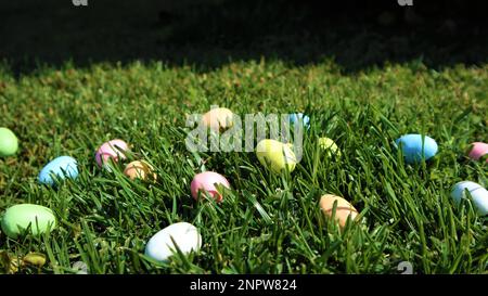 Ostern bunte Eier auf grünem Gras, grüner Hintergrund? Farbenfrohe Ostereier auf einem Grasfeld Stockfoto