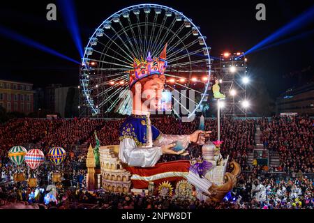 Schwimmt bei Nacht (der König) auf der 150. Jährlichen Karnevalsparade der Lichter in Nizza, Place Masséna, an der französischen Riviera. Stockfoto