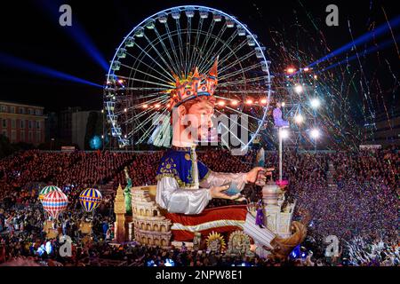 Schwimmt bei Nacht (der König) auf der 150. Jährlichen Karnevalsparade der Lichter in Nizza, Place Masséna, an der französischen Riviera. Stockfoto