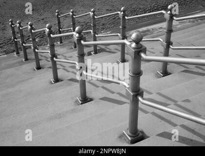 Ein Handlauf aus Stahl führt zum Strand, Lytham St Annes, Lancashire, Großbritannien, Europa Stockfoto