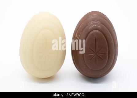 CHESTER, VEREINIGTES KÖNIGREICH, 25. FEBRUAR 2023: Unverpackte weiße Schokolade und Milchschokolade Cadburys Creme Egg Stockfoto